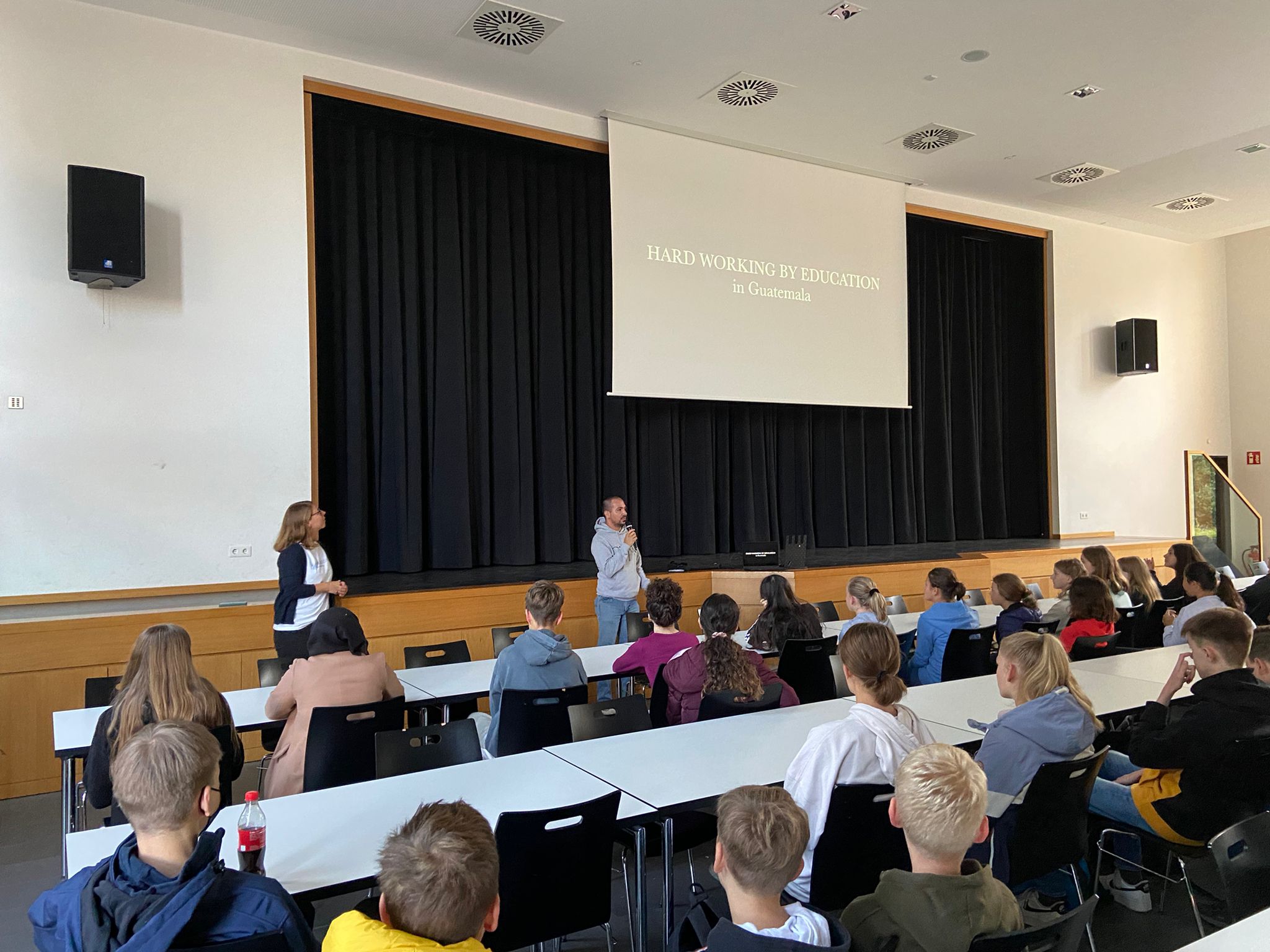 Architekt Estuardo Palacios zu Besuch an der Josef-Annegarn-Sekundarschule in Ostbevern