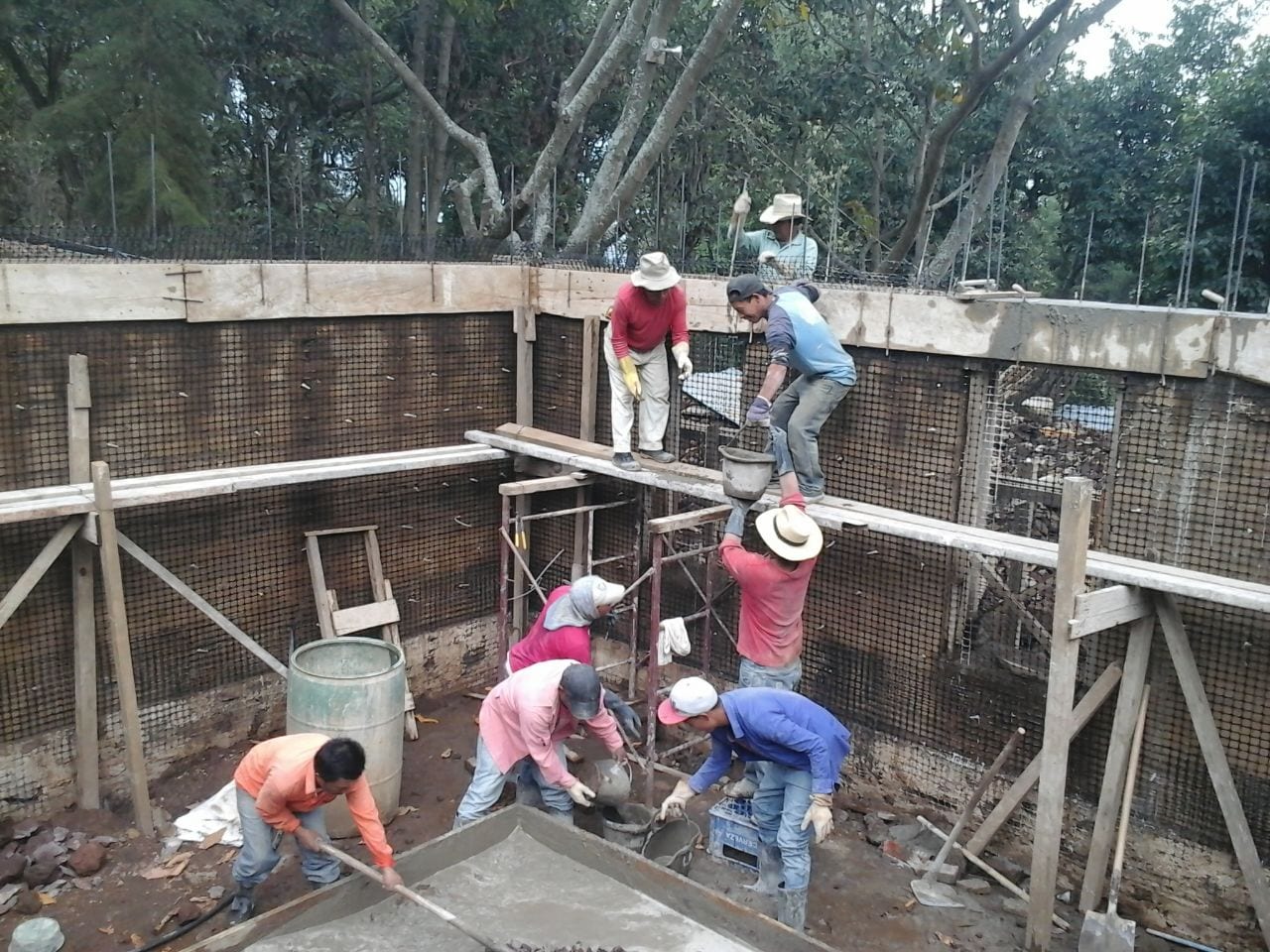 Bauarbeiten für ein weiteres Klassenraummodul in San Pedro la Laguna