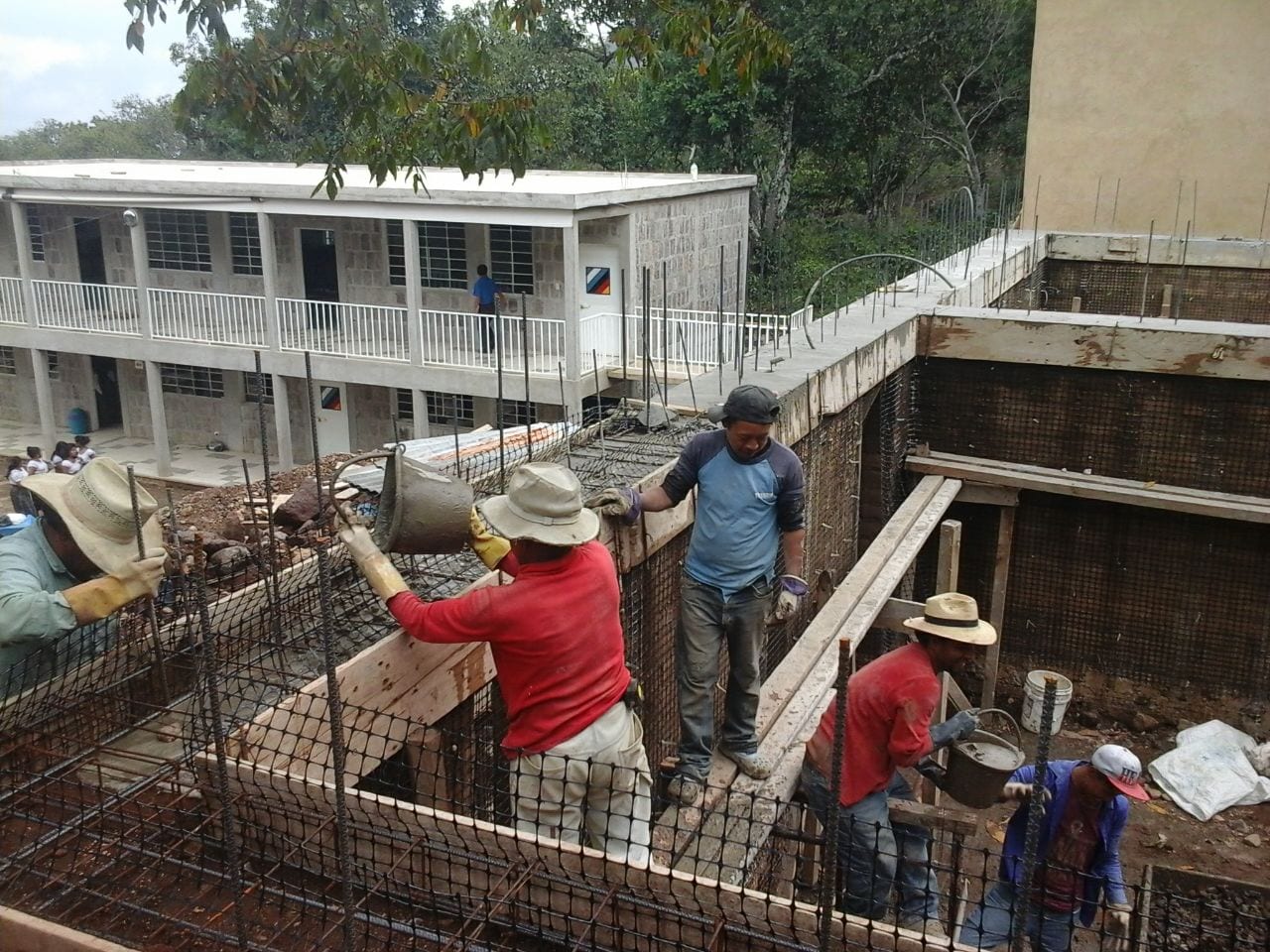 Bauarbeiten für ein weiteres Klassenraummodul in San Pedro la Laguna