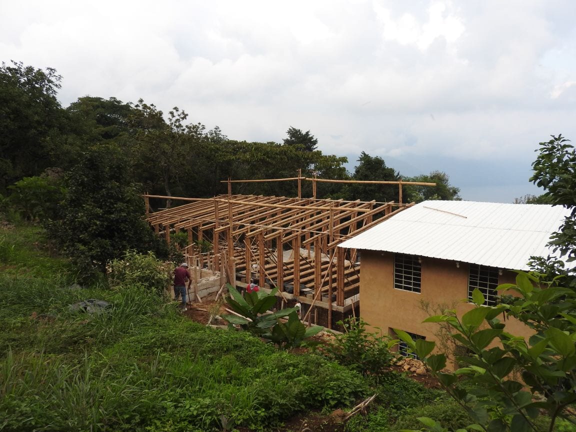 Bauarbeiten für ein weiteres Klassenraummodul in San Pedro la Laguna