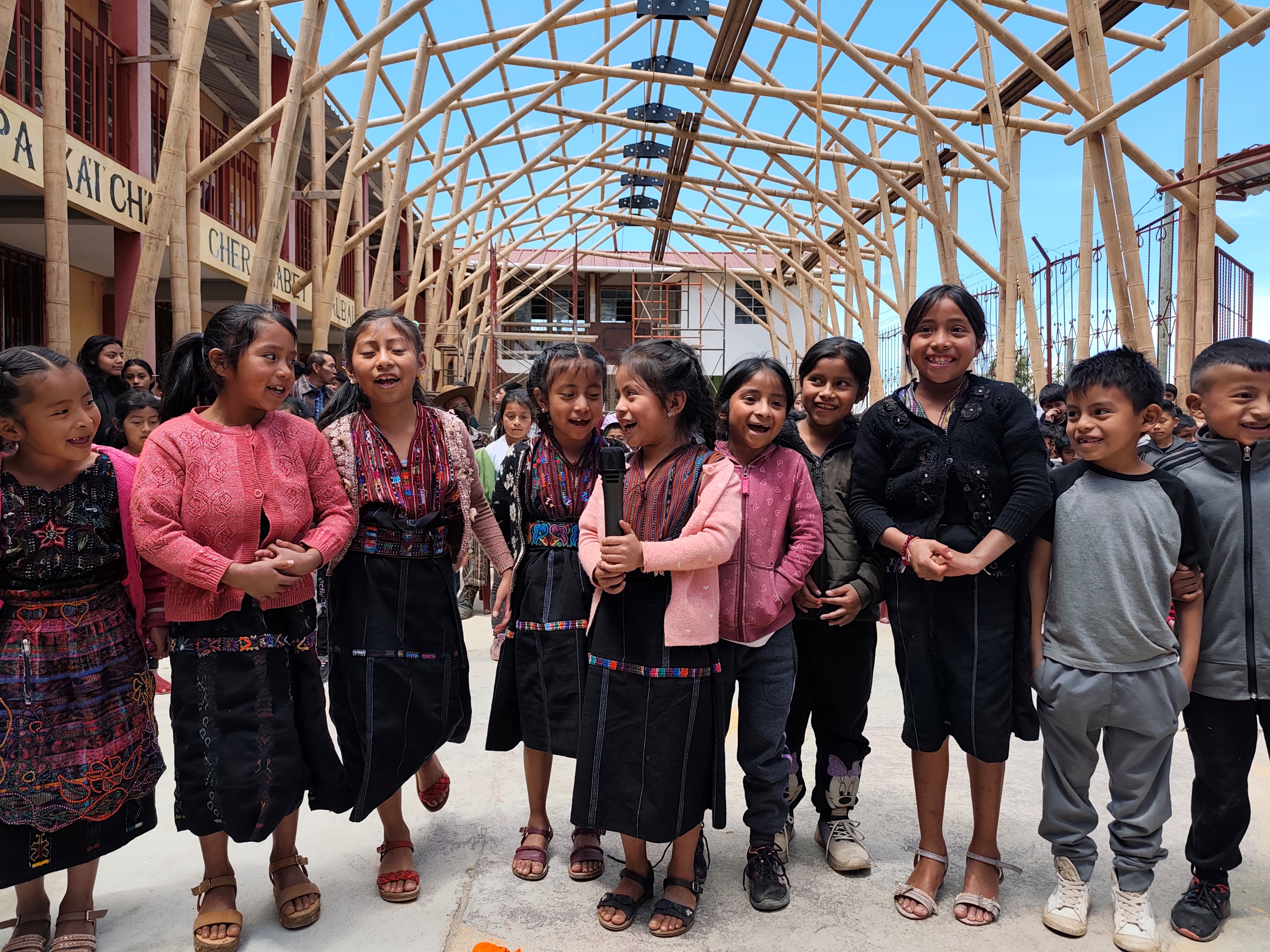 Fröhliche Kinder kurz vor der Fertigstellung der Überdachung des Schulhofs in Vasconcelos