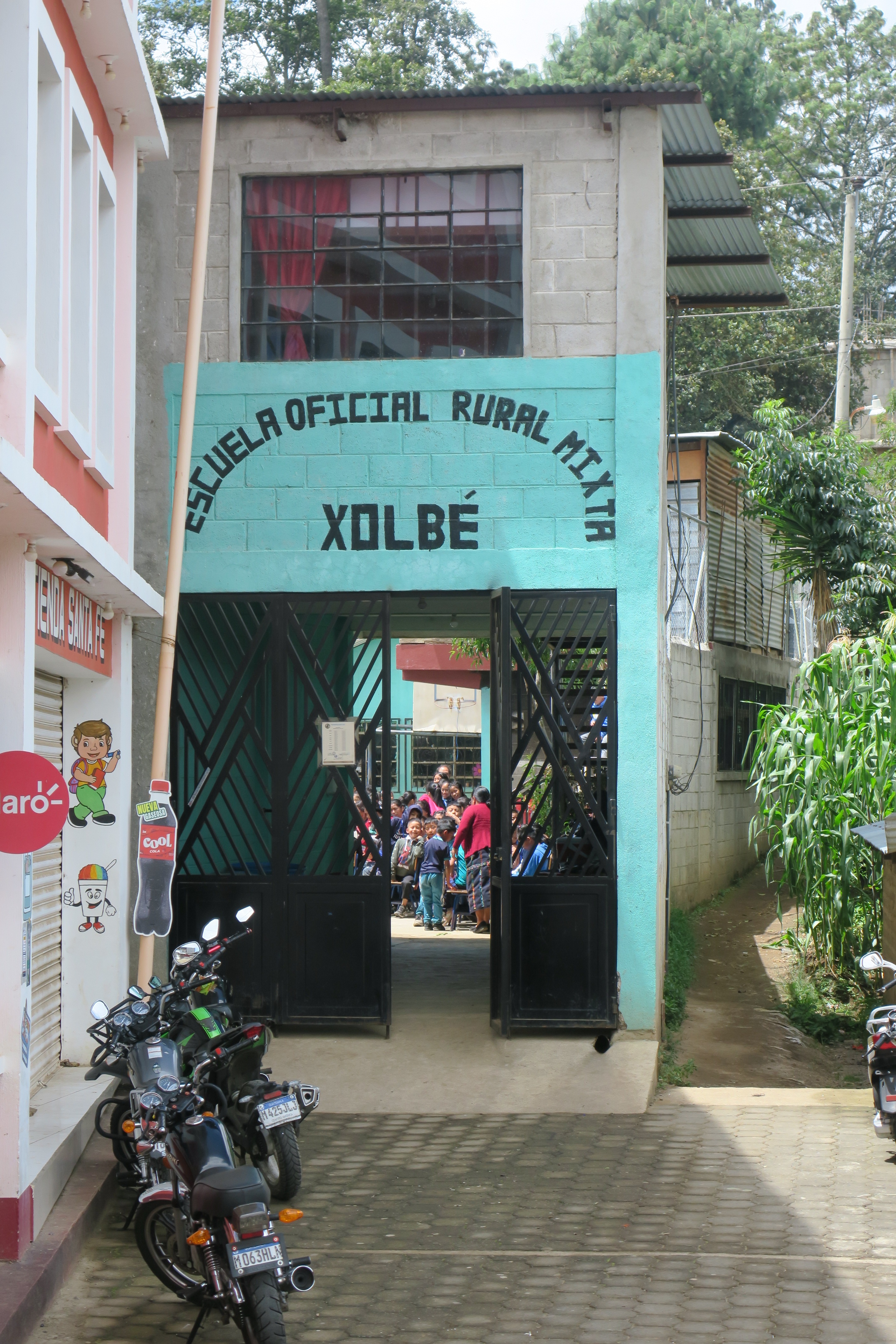 Die Schule von El Xolbé umschließt einen Innenhof, hier der Eingang.